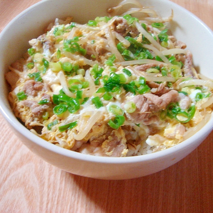 豚肉ともやしの卵とじ丼